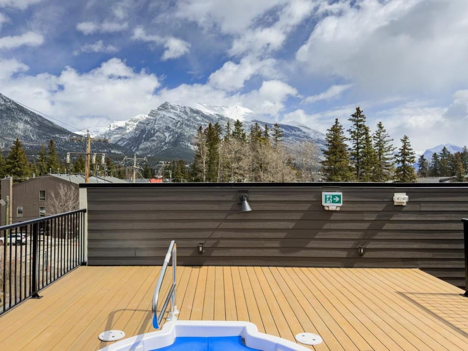Top Floor Downtown Retreat with Hot Tub and Mountain Views House in Canmore