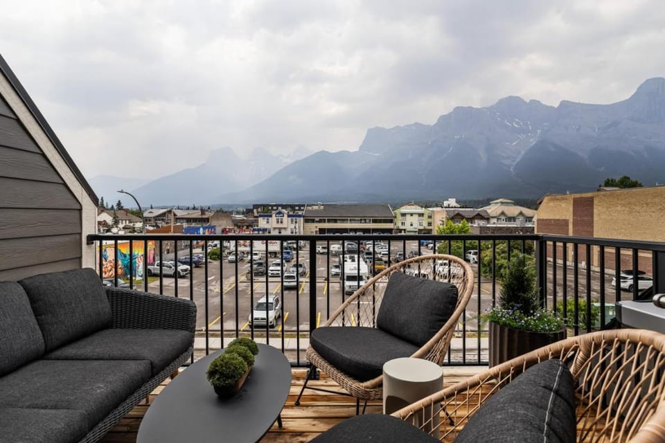 Top Floor Downtown Retreat with Hot Tub and Mountain Views House in Canmore