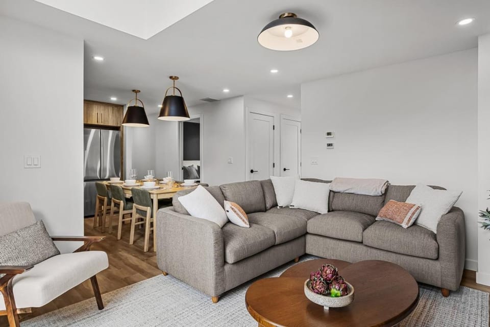 Top Floor Downtown Retreat with Hot Tub and Mountain Views House in Canmore