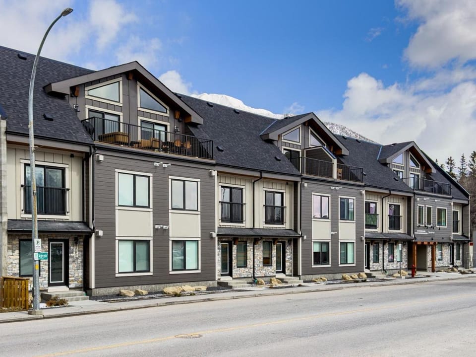 Top Floor Downtown Retreat with Hot Tub and Mountain Views House in Canmore