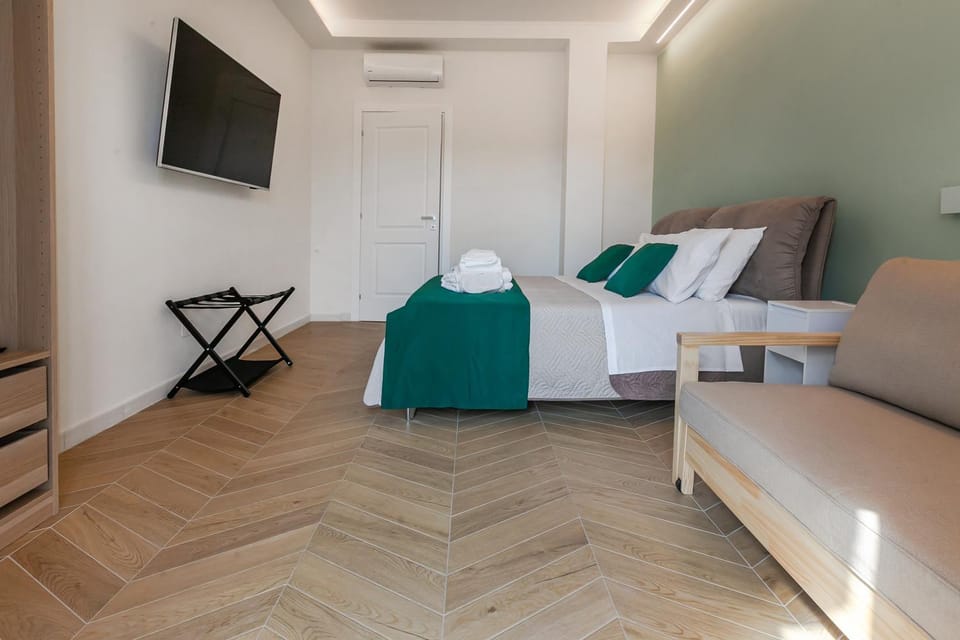 Bed, TV and multimedia, Photo of the whole room, Bedroom, towels