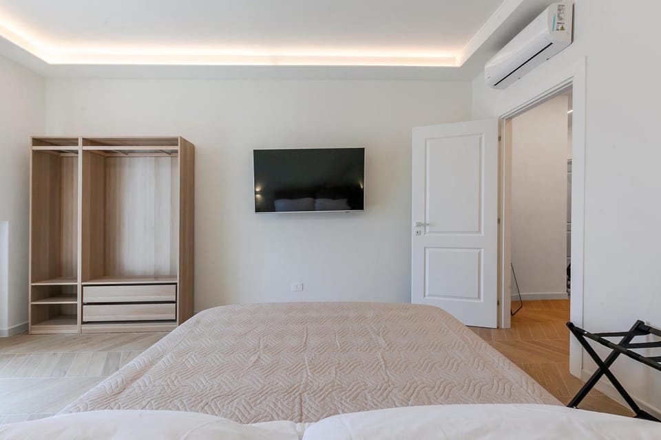 Bed, TV and multimedia, Bedroom, wardrobe, air conditioner