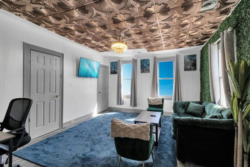 Large 6BR Buffalo Home Sleeps 14 Pet Friendly Near Broadway Market House in Buffalo