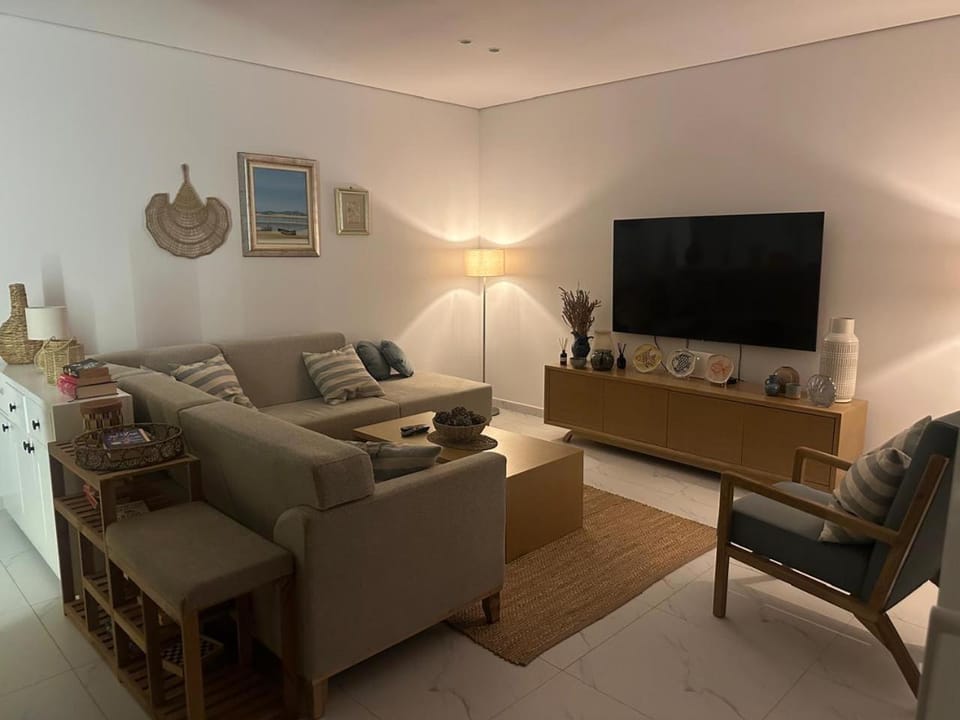 TV and multimedia, Living room, Evening entertainment