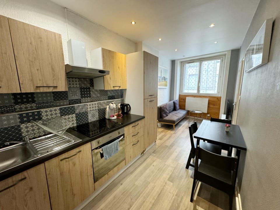 Coffee/tea facilities, Kitchen or kitchenette, Seating area, Dining area, heating, internet, oven, stove, toaster