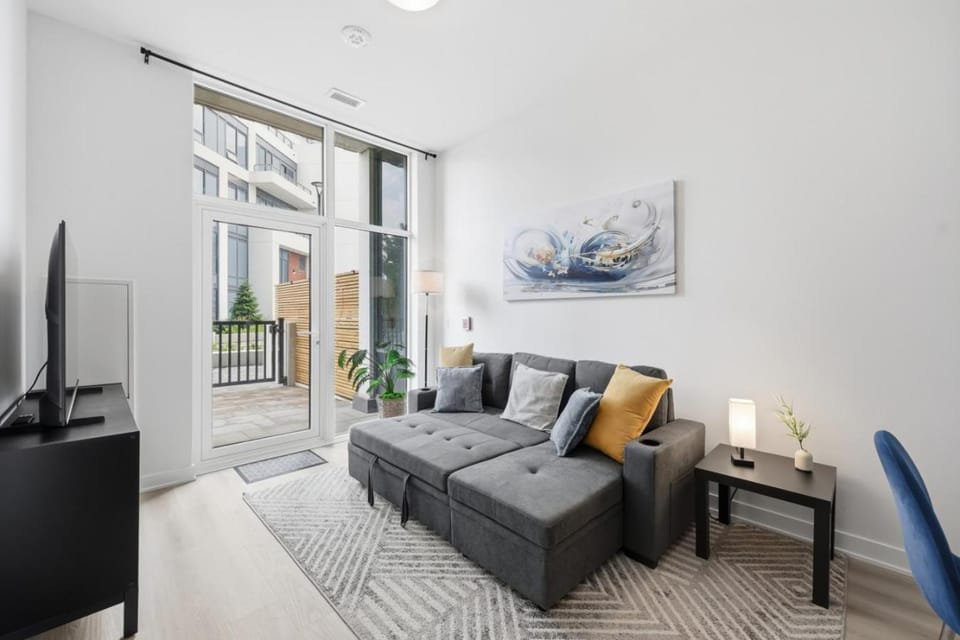 Stylish 2BR in Station Park. Private Patio. Spa, Gym and Bowling Apartment in Waterloo