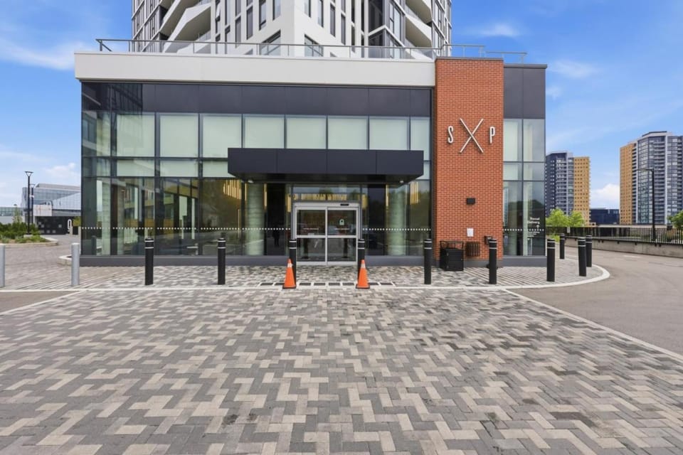 Stylish 2BR in Station Park. Private Patio. Spa, Gym and Bowling Apartment in Waterloo