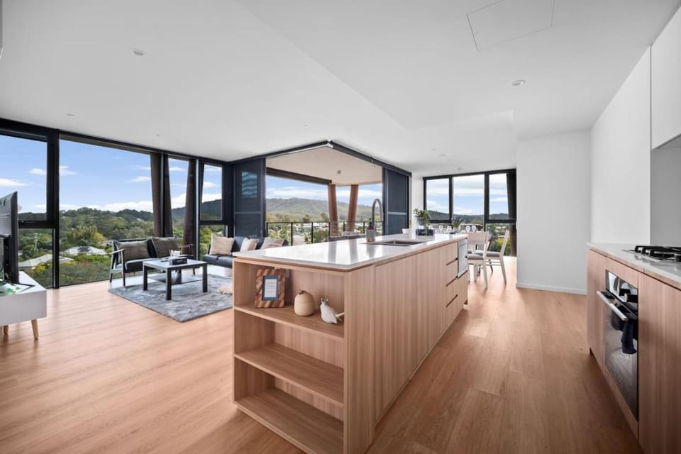 SkyHigh Retreat view and Shopping at Your Doorstep Apartment in Indooroopilly