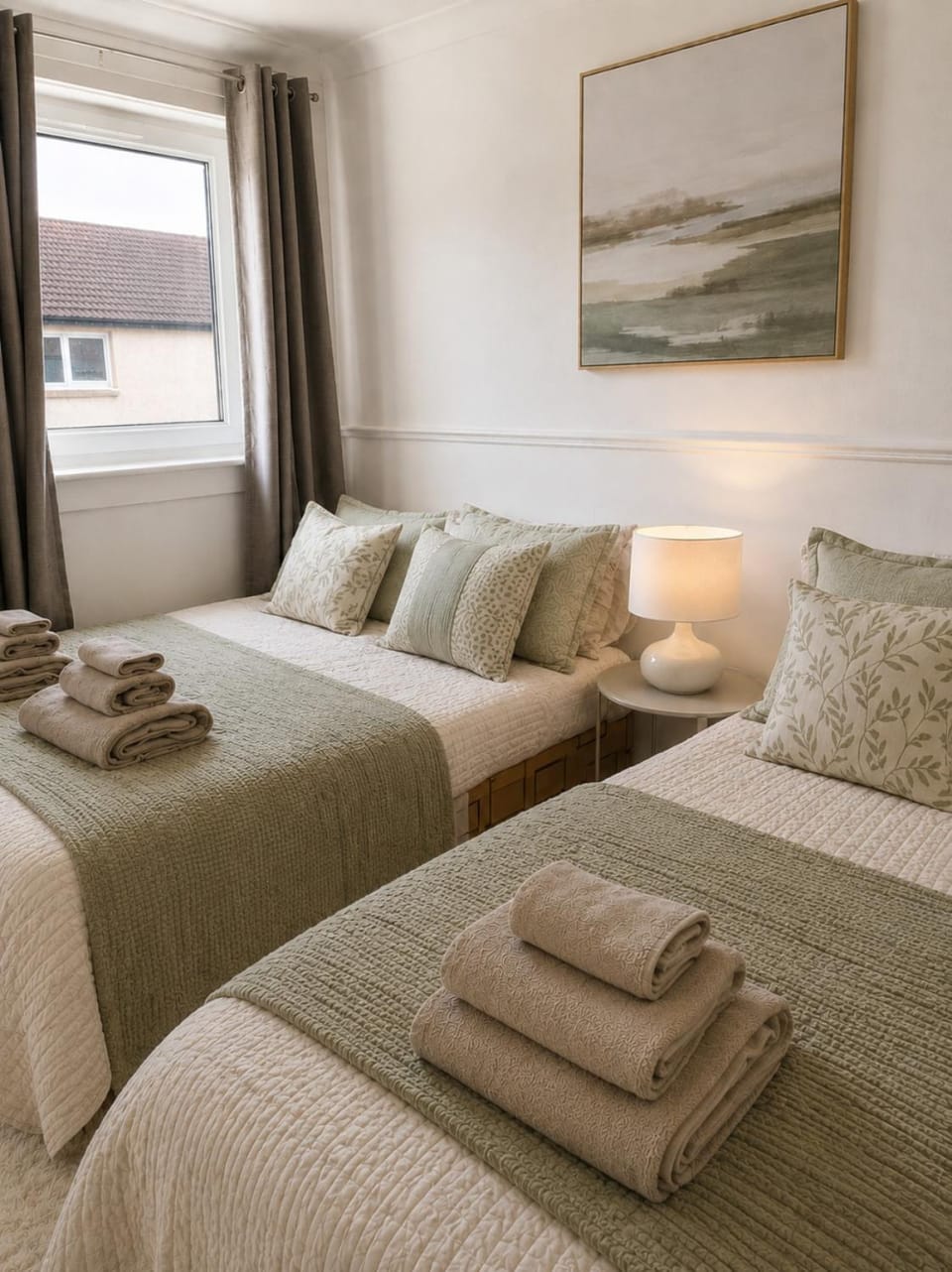 Stunning 2 BDR near Edinburgh Sleeps 5 Free Parking Apartment in Edinburgh