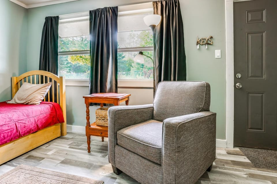 Walk to Main St & Schroon Lake! Cozy Upstate Gem Apartment in Schroon Lake