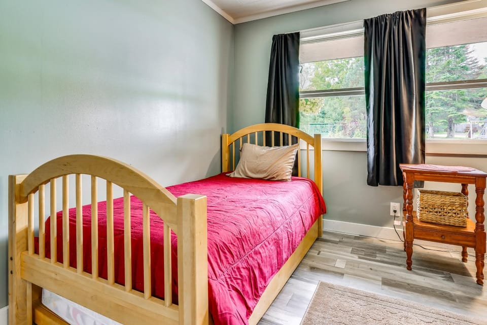 Walk to Main St & Schroon Lake! Cozy Upstate Gem Apartment in Schroon Lake