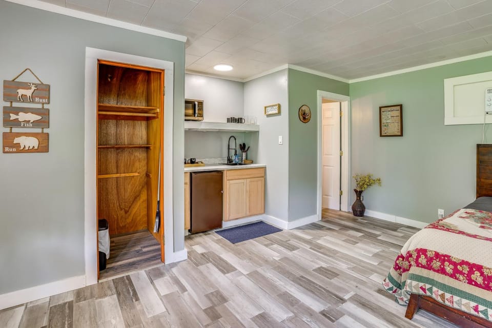 Walk to Main St & Schroon Lake! Cozy Upstate Gem Apartment in Schroon Lake
