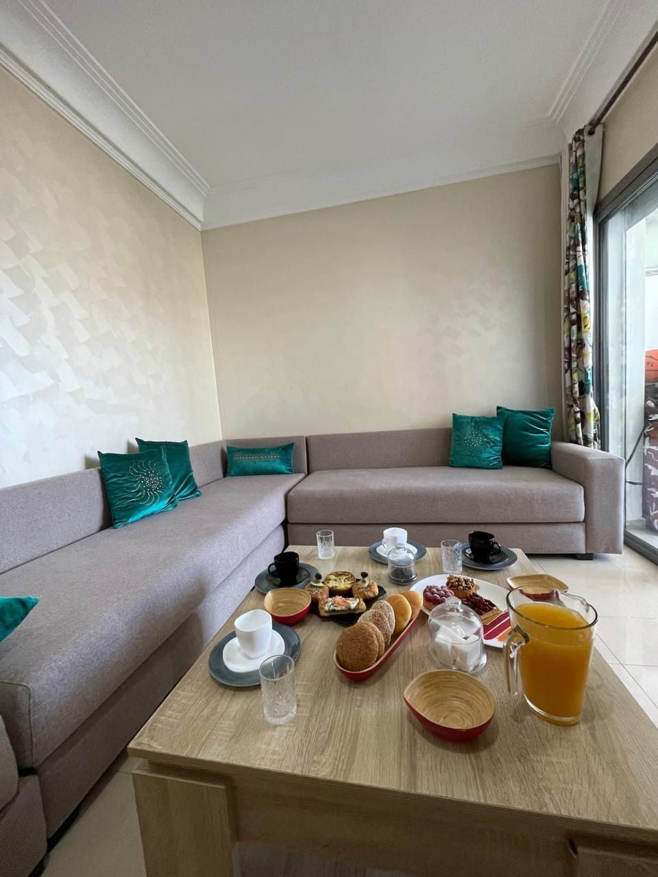 Living room, Seating area, Dining area, Breakfast