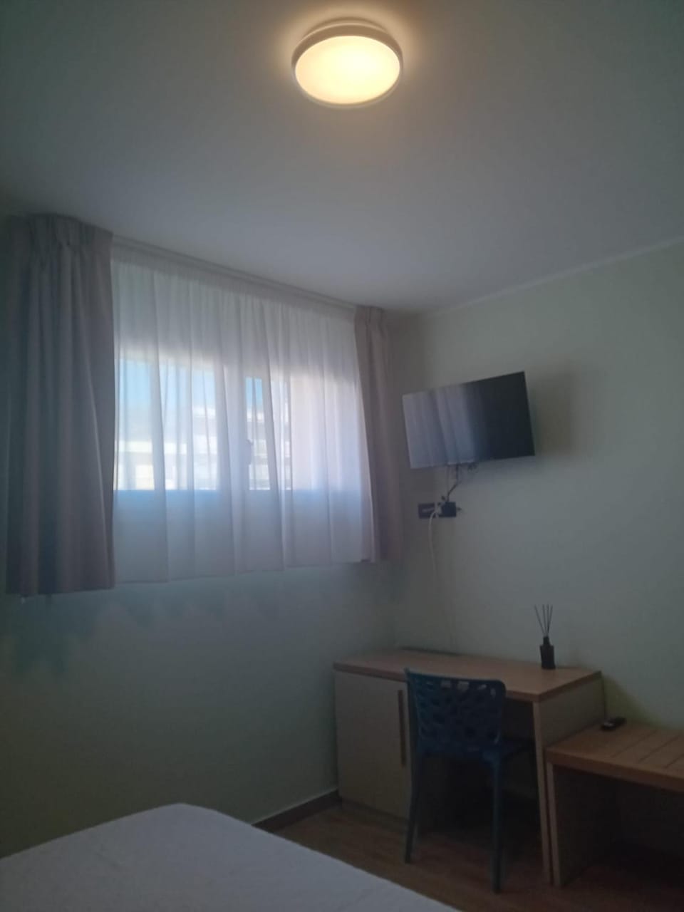 Bed, TV and multimedia, Photo of the whole room, Bedroom