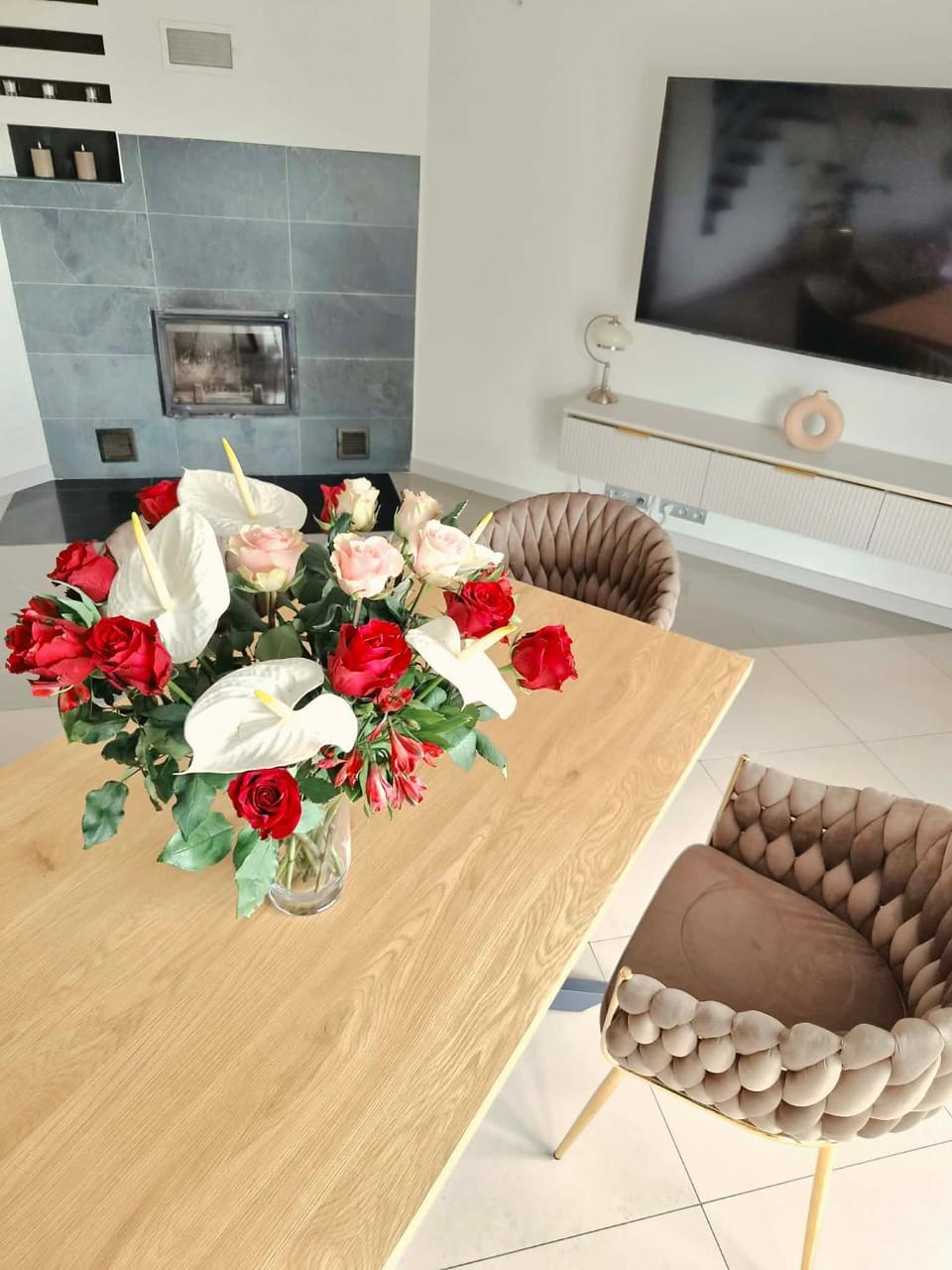 Communal lounge/ TV room, Balcony/Terrace, Lake view, fireplace