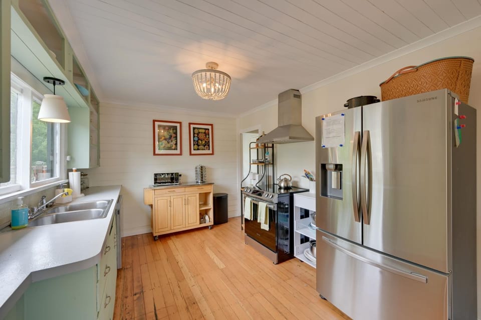 Walk to Shore! Long Beach Home w/ Fire Pit House in Washington