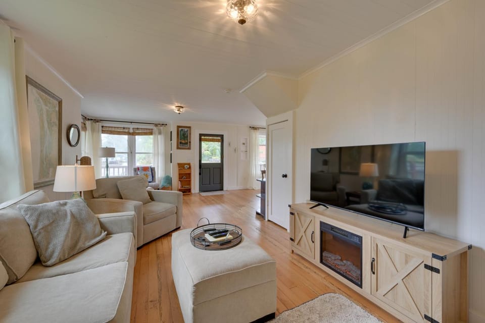 Walk to Shore! Long Beach Home w/ Fire Pit House in Washington