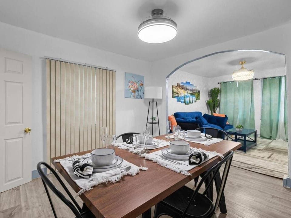 5BR Pet Friendly Buffalo Home Sleeps 10 Near Downtown Medical Campus House in Buffalo