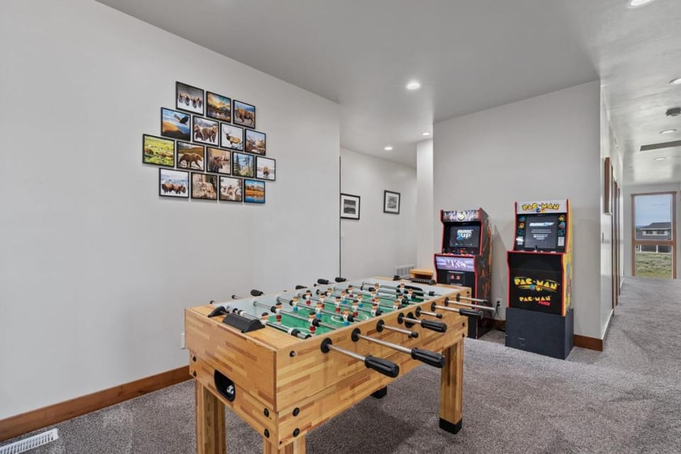 Sawtelle Shadow - Sleeps 22, Lake Access, Hot Tub, Yellowstone, Games House in Idaho