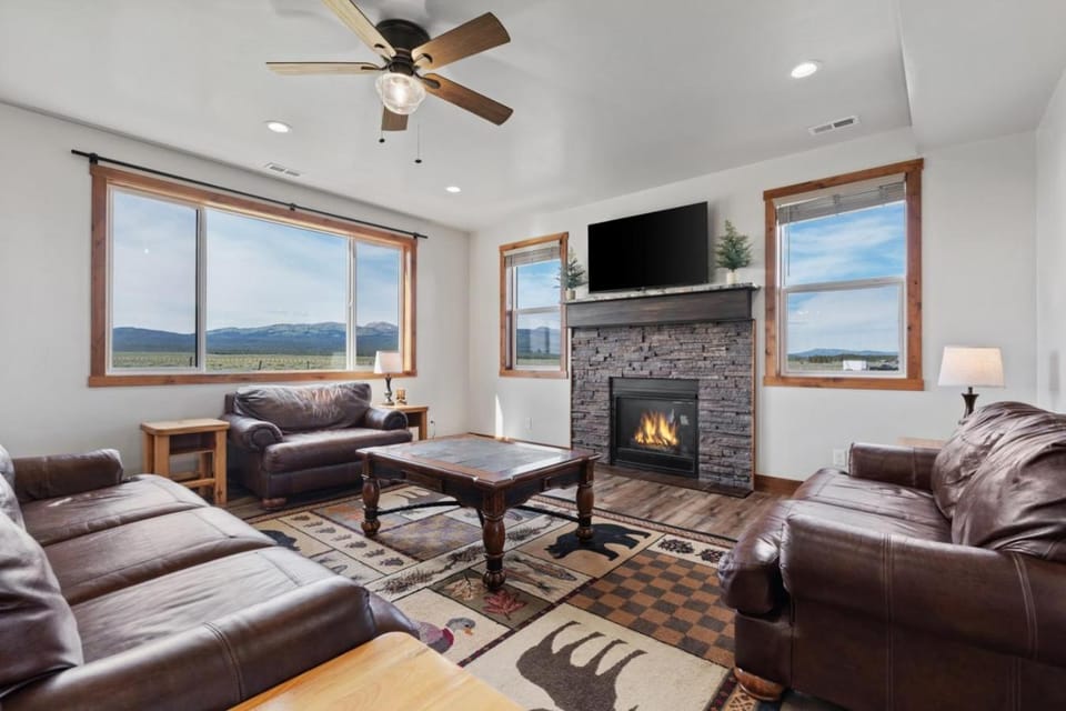 Sawtelle Shadow - Sleeps 22, Lake Access, Hot Tub, Yellowstone, Games House in Idaho