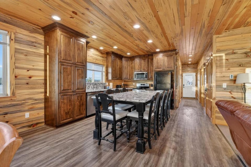 Timberline Reserve - 2 Homes, Sleeps 28, Hot Tub, BBQs, Game Room House in Idaho