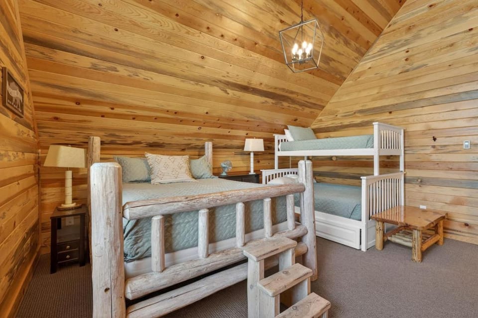 Timberline Reserve - 2 Homes, Sleeps 28, Hot Tub, BBQs, Game Room House in Idaho