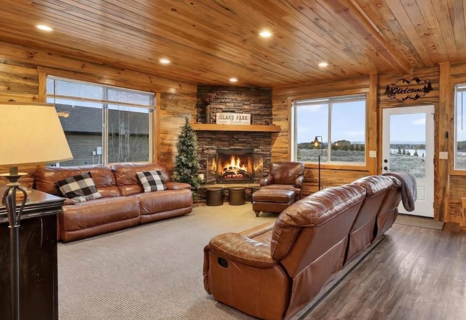 Timberline Reserve - 2 Homes, Sleeps 28, Hot Tub, BBQs, Game Room House in Idaho