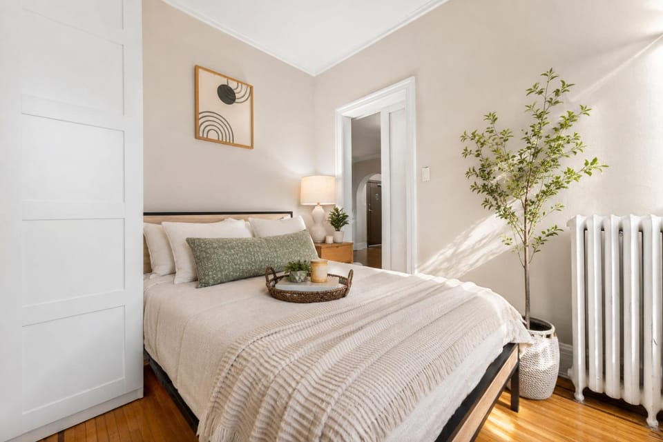 Bright 3BR Apartment in Vancouver's West End Apartment in Vancouver