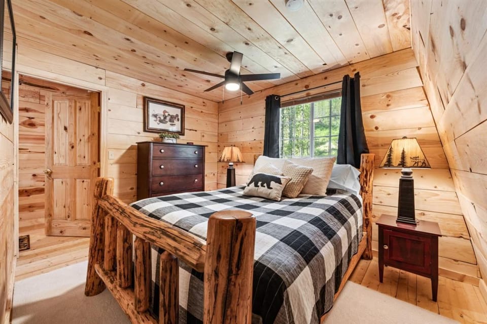 Lazy Dawg Cabin - Cabin Escape only 30min to Yellowstone + Fire Pit! Cabin in Idaho