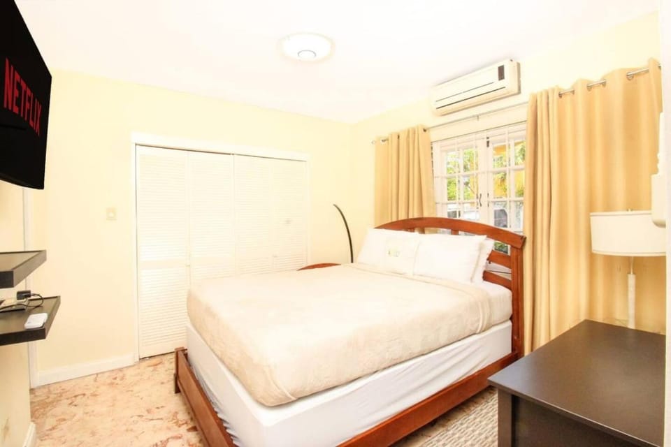 Cozy one Bed across from Eatery and Pickle Ball Apartment in Kingston