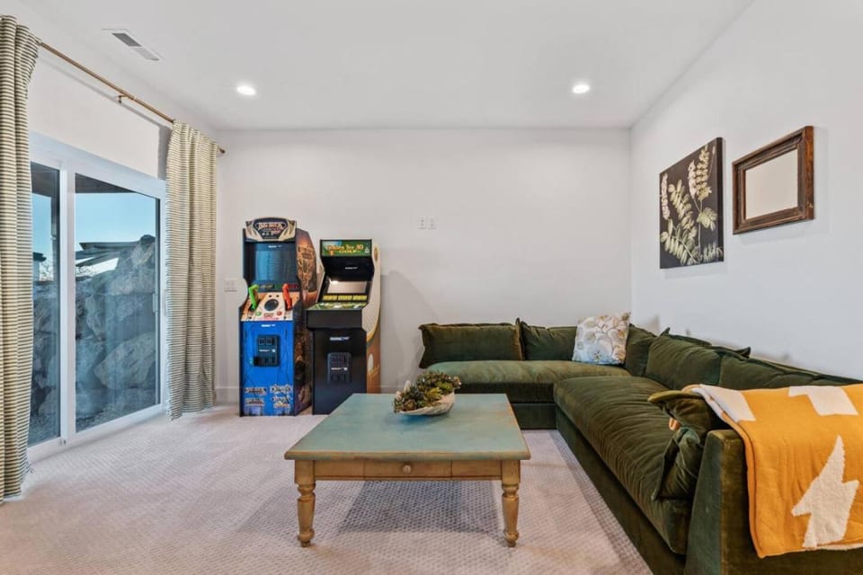 Sweetwater Links Lodge - Sleeps 20, Ideal Beach, Arcades, BBQ, Lake Views House in Bear Lake