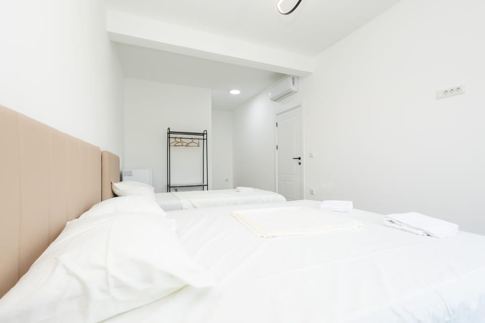 Bed, Bedroom, wardrobe, air conditioner
