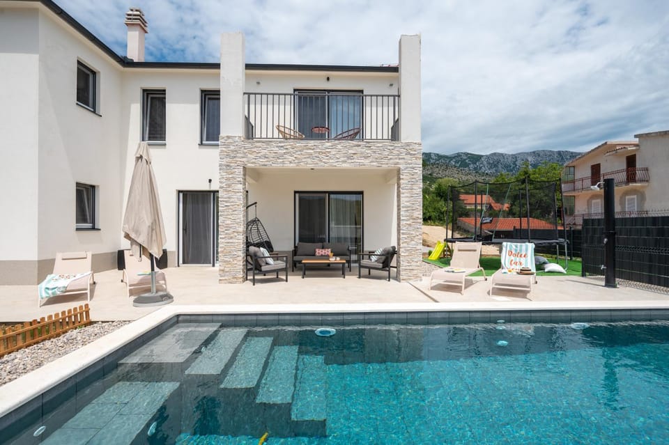 Property building, Patio, Day, Natural landscape, View (from property/room), Balcony/Terrace, Mountain view, Pool view, Swimming pool, sunbed