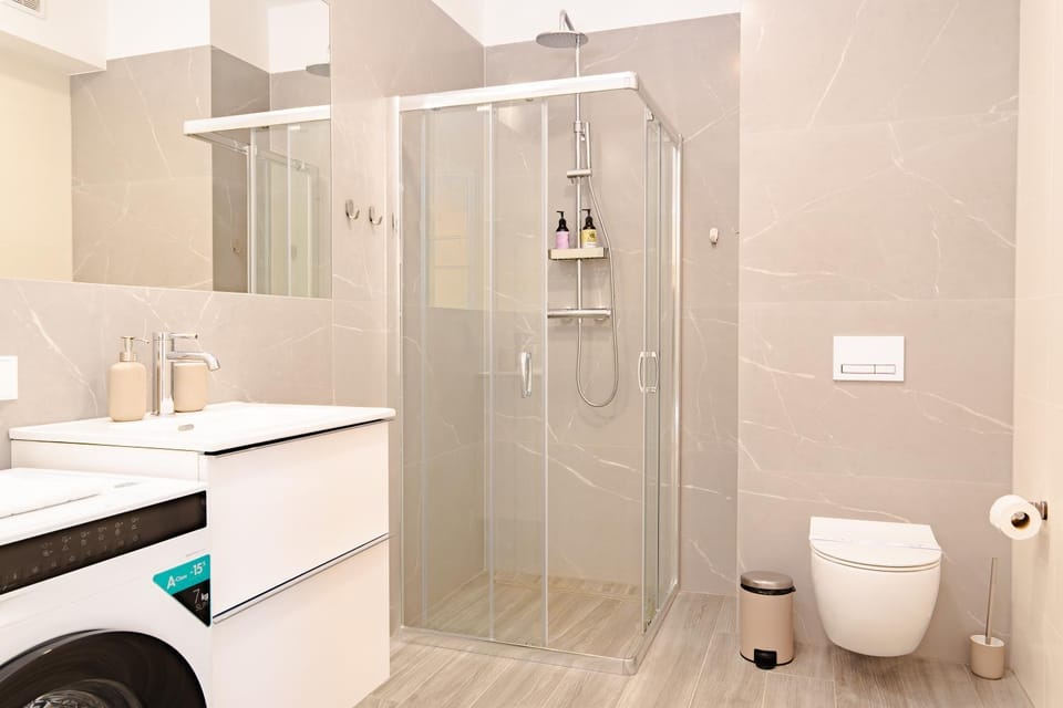 Shower, Toilet, Bathroom, towels, washing machine