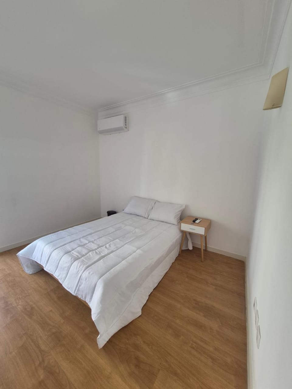 Bed, Photo of the whole room, Bedroom, air conditioner
