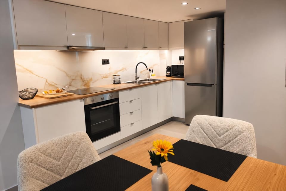 Coffee/tea facilities, Kitchen or kitchenette, Food and drinks, Food, oven