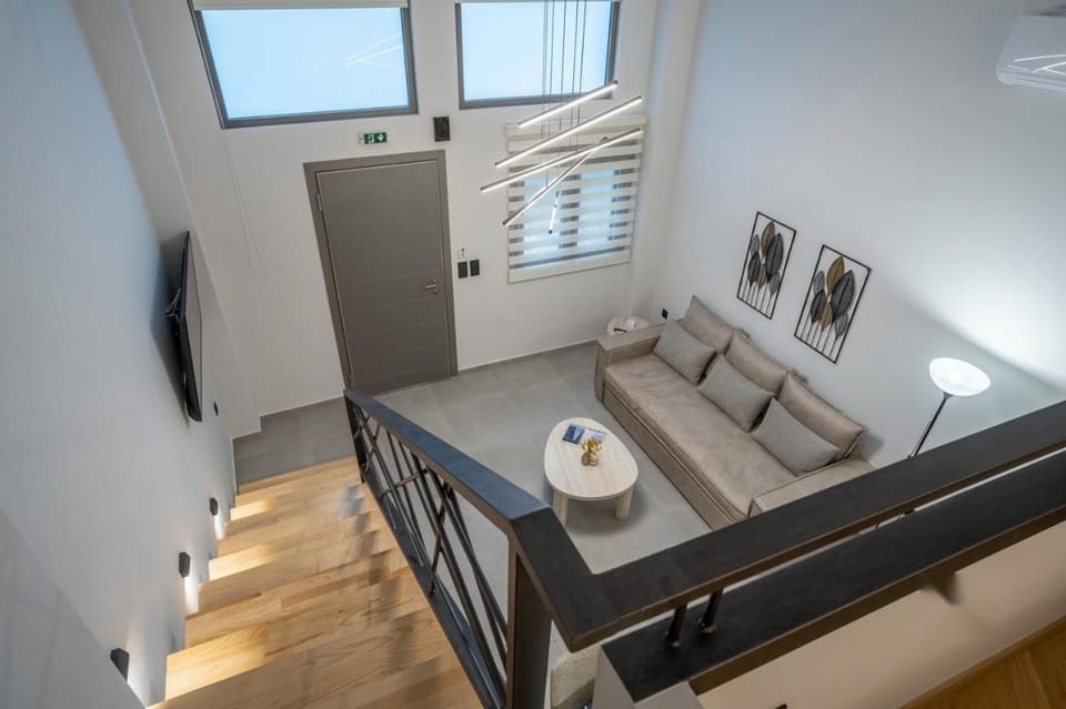 Property building, TV and multimedia, Living room, Photo of the whole room, Decorative detail, Seating area, On site, Guests, Time of day, young children, older children, group of guests