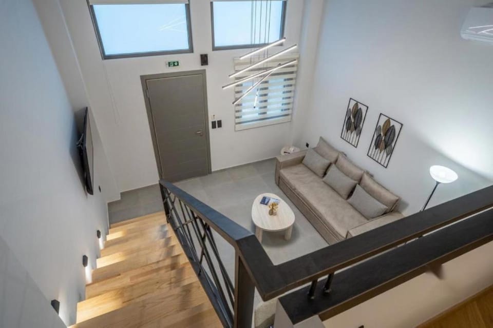 Property building, TV and multimedia, Living room, Photo of the whole room, Decorative detail, Seating area, On site, Guests, Time of day, young children, older children, group of guests, heating, air conditioner