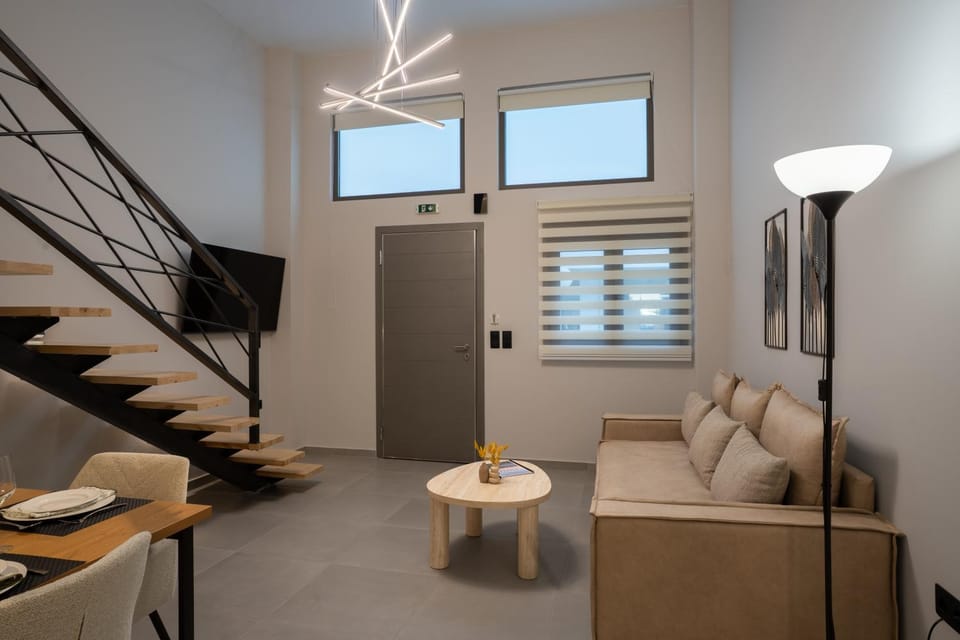 Day, TV and multimedia, Living room, Photo of the whole room, Decorative detail, Guests, Time of day, young children, older children, group of guests, internet, air conditioner