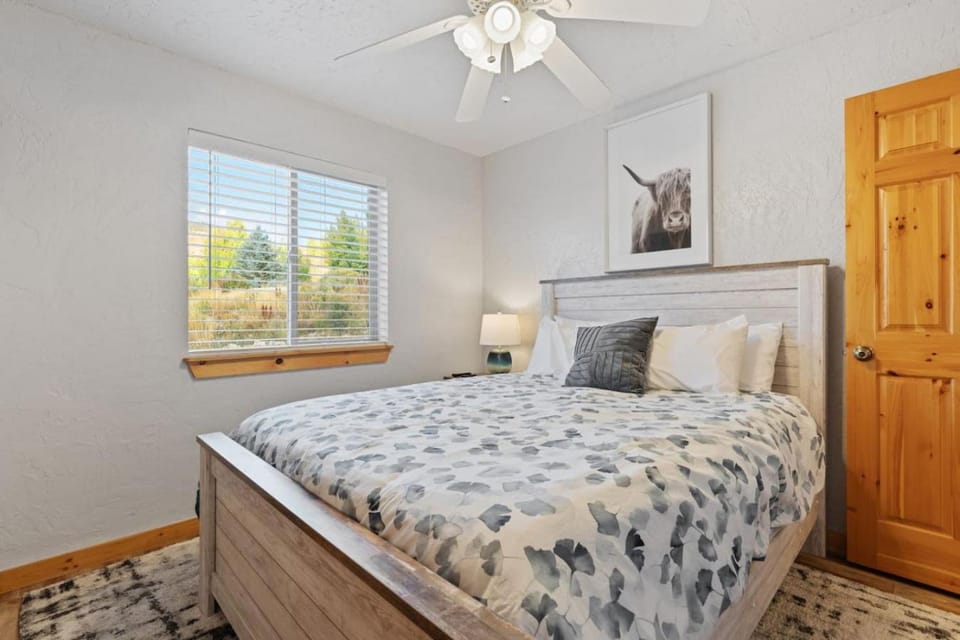 Brando Lodge - Gorgeous Cabin, Hot Tub, Fire Pit, Canyon Access, Lake Views Cabin in Idaho