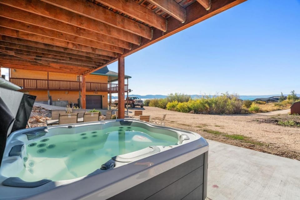 Brando Lodge - Gorgeous Cabin, Hot Tub, Fire Pit, Canyon Access, Lake Views Cabin in Idaho