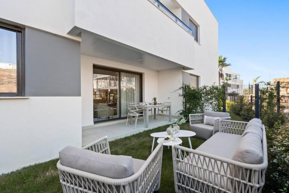 Day, Garden, Garden, Seating area, Dining area, Garden view