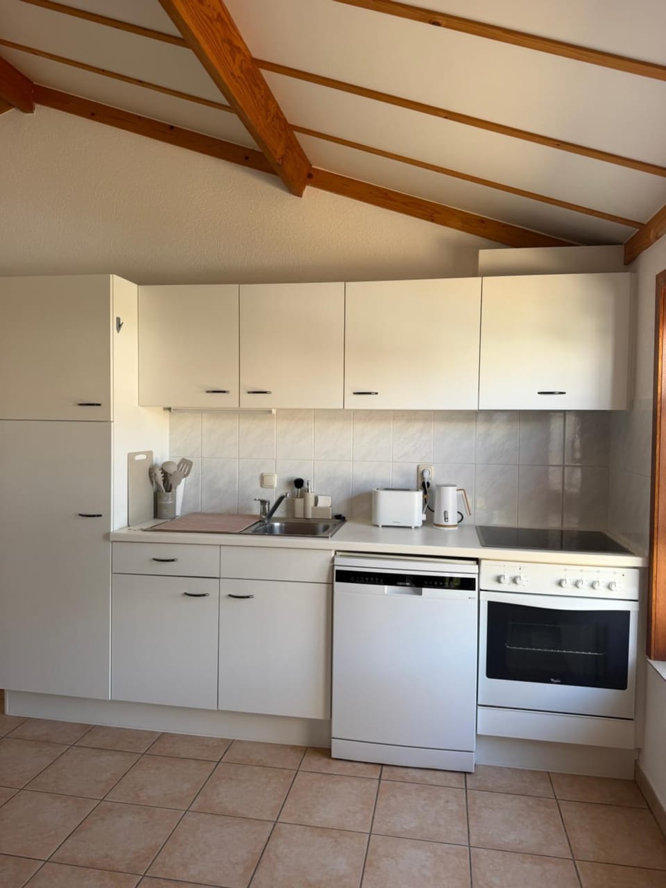 Kitchen or kitchenette, dishwasher, stove