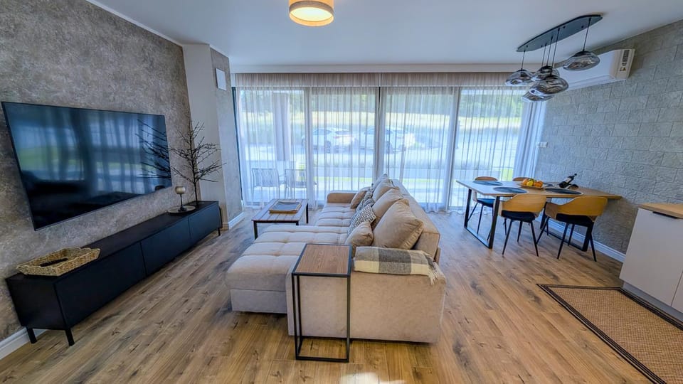 Communal lounge/ TV room, TV and multimedia, Living room, Seating area, air conditioner