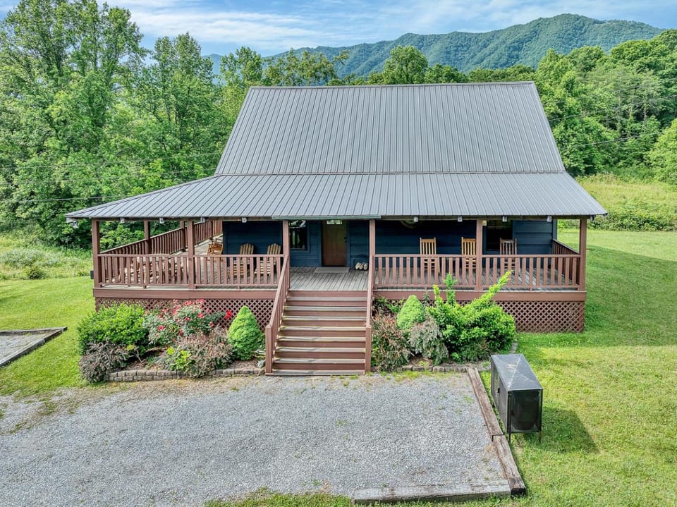 Twin Cub Lodge Chalet in Sevier County