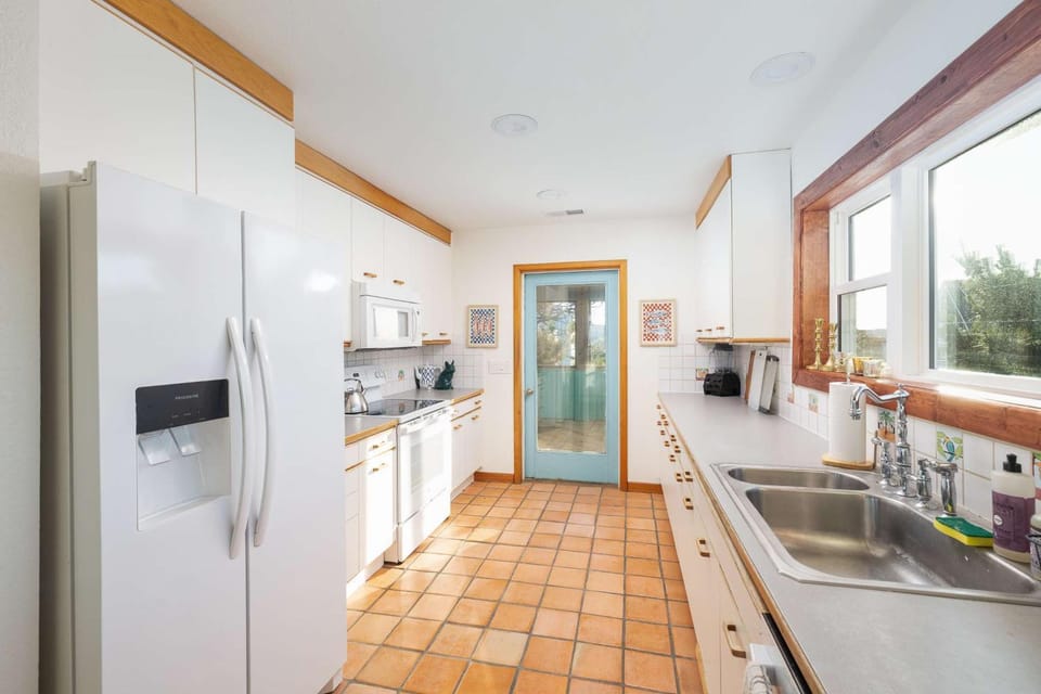 Coastal Luxe Near the Beach with Pool & Hot Tub House in Corolla