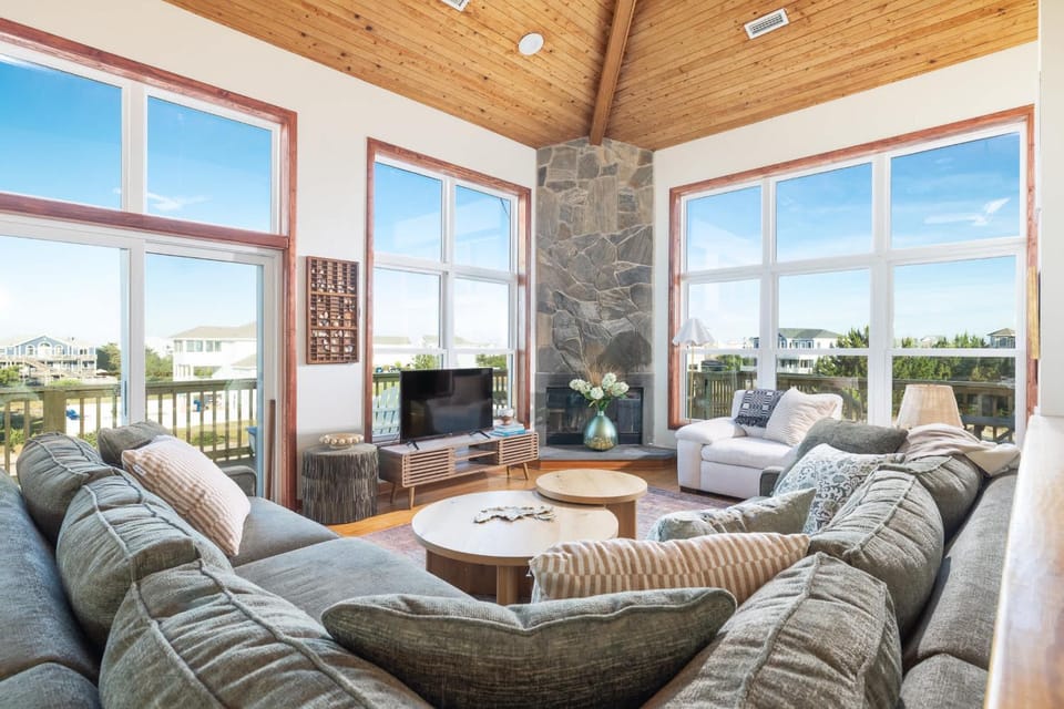 Coastal Luxe Near the Beach with Pool & Hot Tub House in Corolla