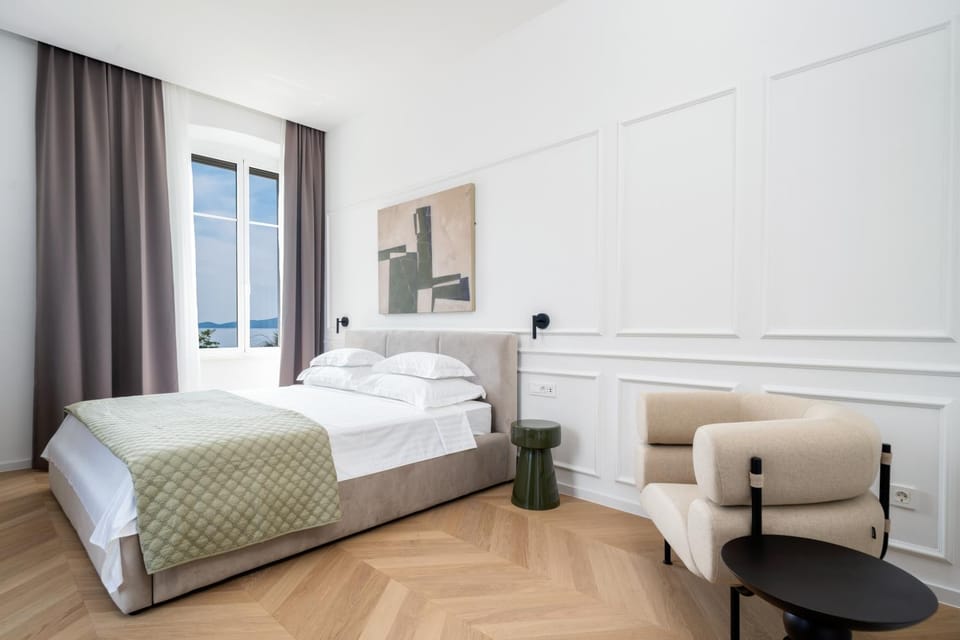 Bed, Seating area, Bedroom