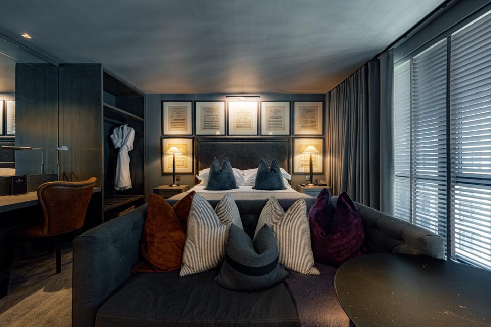 Bed, Seating area, Bedroom