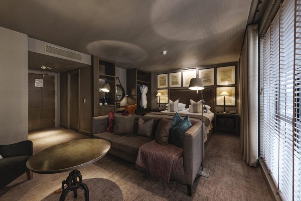 Bed, Photo of the whole room, Seating area, Bedroom